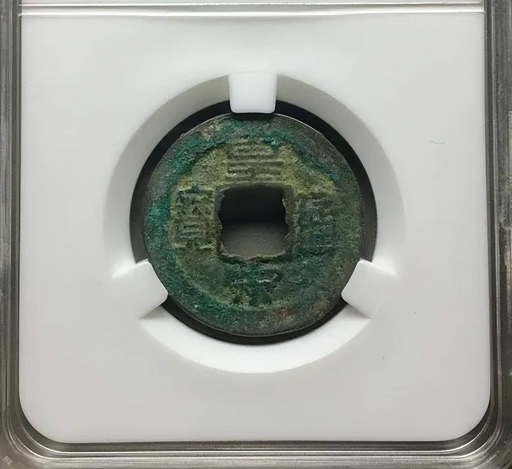 入手裸币<strong></p>
<p>羊年币</strong>，还是评级币？从几个优，缺点对比一下