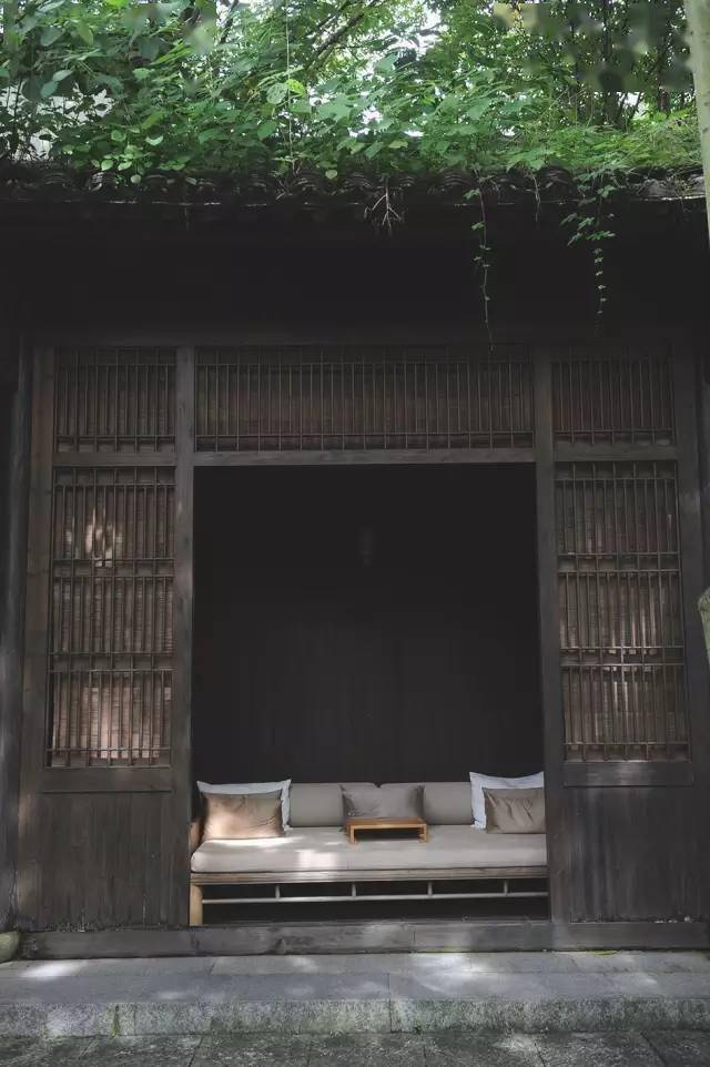 户庭无尘杂<strong></p>
<p>馀币宝</strong>，虚室有馀闲