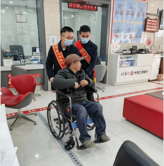 学习雷锋精神做人民身边最贴心的工行“服务列车”