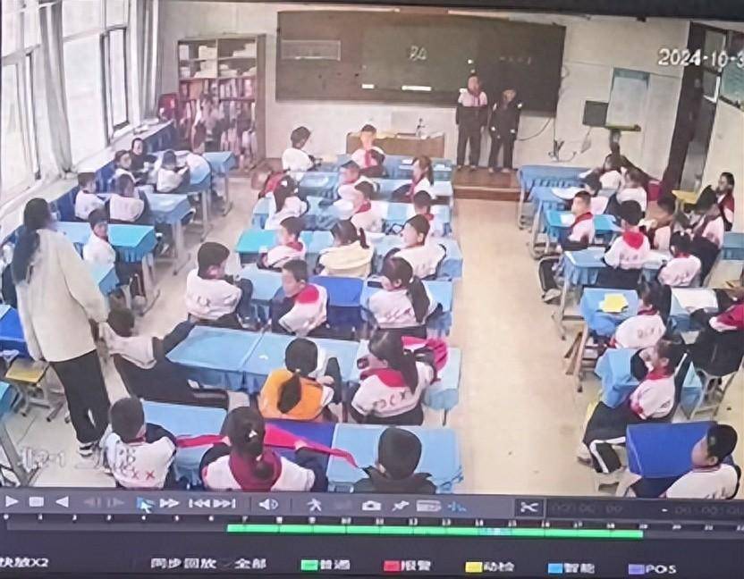 7岁男生踩脏地板<strong></p>
<p>100理财</strong>，鞋被语文老师扔垃圾桶，脚冷穿鞋又被数学老师拎讲台扇耳光；两名涉事女教师已被学校开除