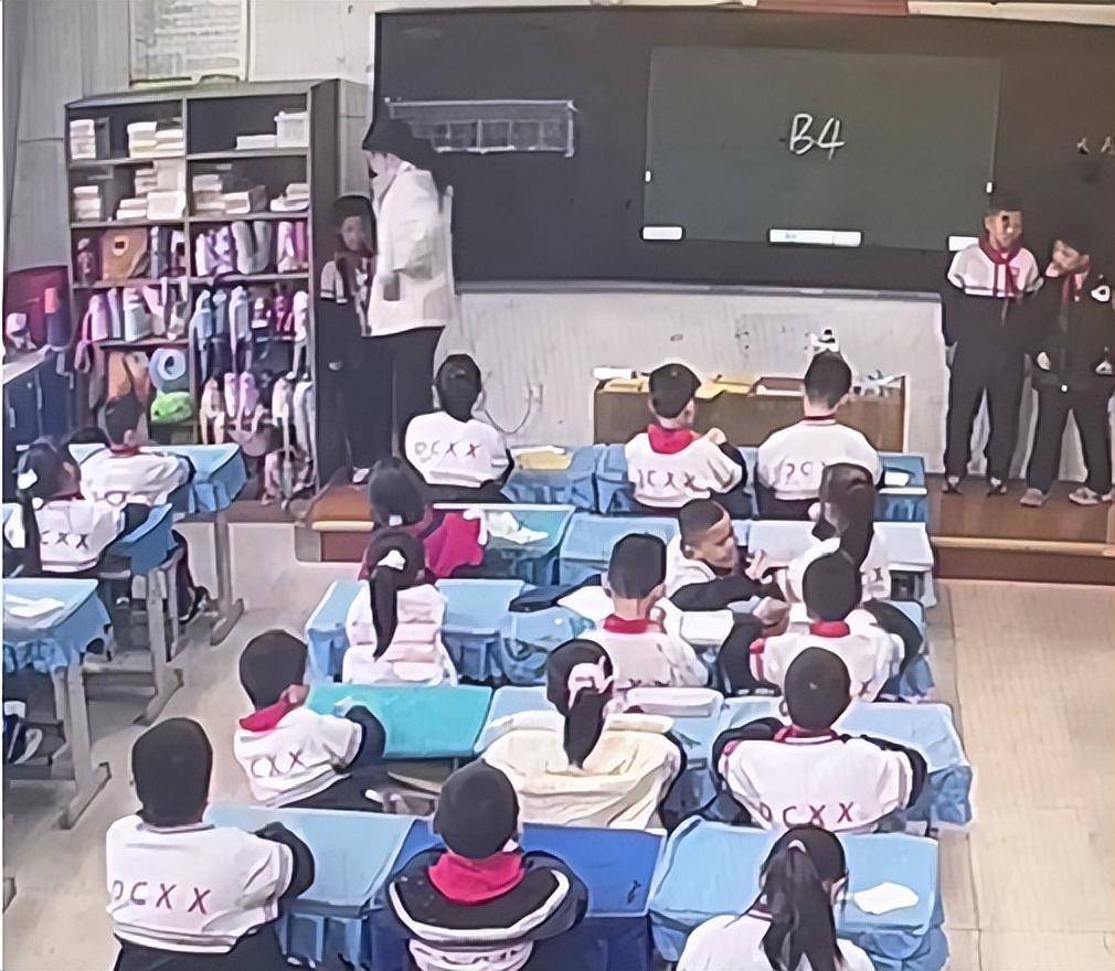 7岁男生踩脏地板<strong></p>
<p>100理财</strong>，鞋被语文老师扔垃圾桶，脚冷穿鞋又被数学老师拎讲台扇耳光；两名涉事女教师已被学校开除