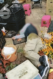 昆明一老人赶集摔倒压坏水果摊！中午就带着家属找来了<strong></p>
<p>100理财</strong>，摊主慌了……