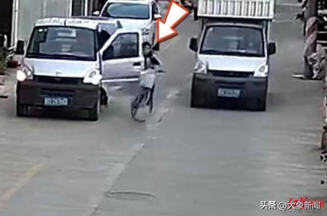 男孩骑单车遭遇“开门杀”<strong></p>
<p>保本理财产品</strong>，摔倒后又被小货车碾压 广东汕头有关部门：及时送医，无生命危险