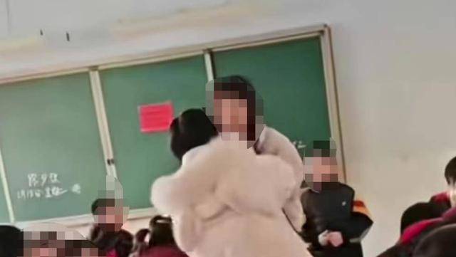 山西一老师把学生牙打掉<strong></p>
<p>理财信息</strong>，家人冲进教室讨说法？官方回应