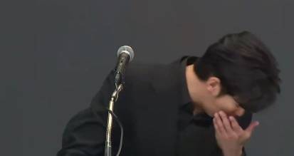 金秀贤为何在记者会上多次喝水<strong></p>
<p>理财怎么做</strong>，网友请DeepSeek解读