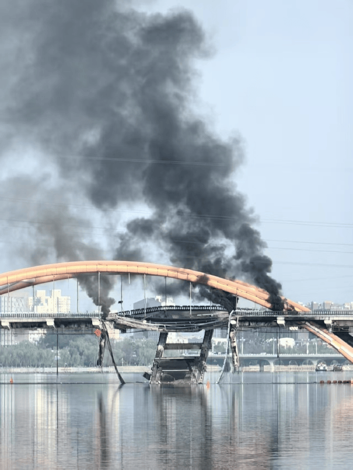 北京顺义潮白河大桥发生火情并部分坍塌<strong></p>
<p>理财所</strong>，官方回应