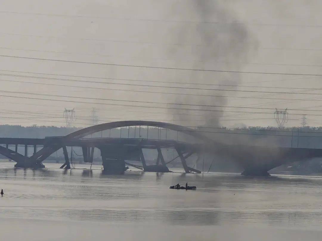 北京潮白河大桥部分路段起火坍塌<strong></p>
<p>理财所</strong>，官方：原因正调查