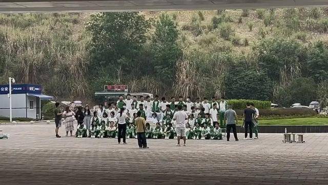 四川初三男生病重<strong></p>
<p>香港理财</strong>，全班同学带板凳赶到医院，拍下特殊的毕业照