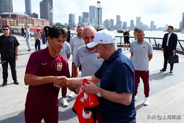 澳大利亚总理抵沪再次漫步外滩<strong></p>
<p>关于理财</strong>，旁边还有上海球迷“老熟人”，你偶遇了吗？