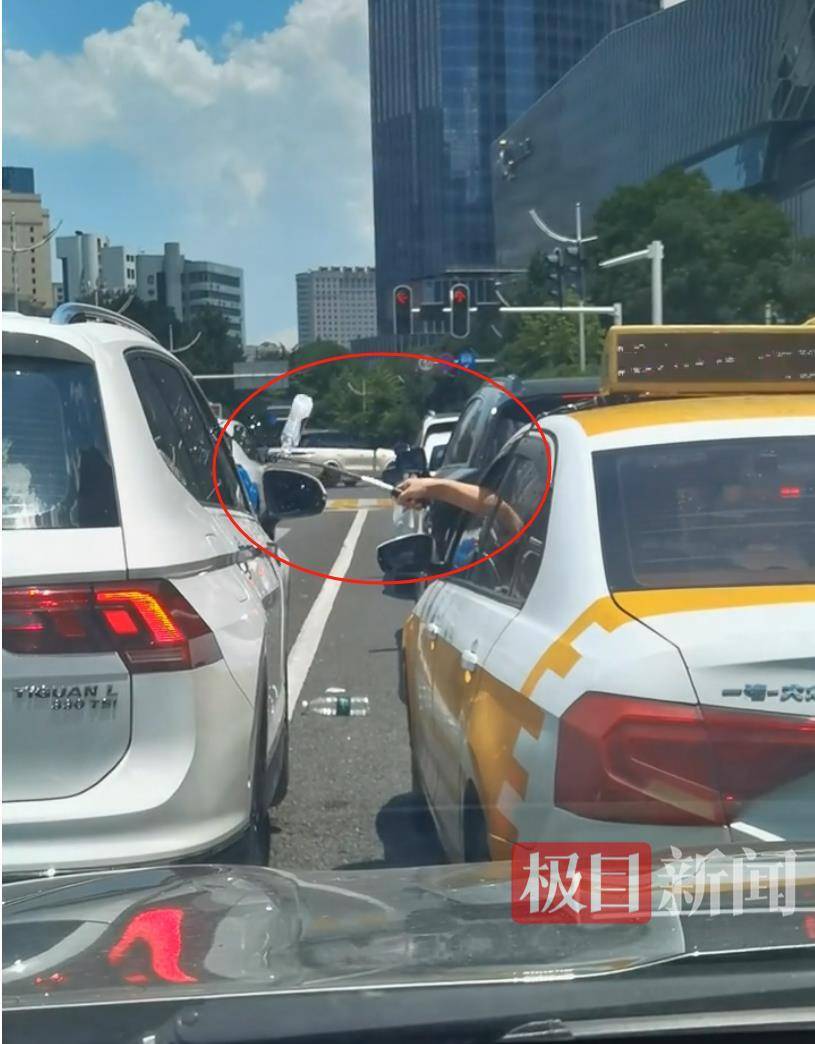 汉口街头发生不和谐一幕：白色汽车有人向出租车泼水<strong></p>
<p>银行理财业务</strong>，的哥挥舞甩棍击破白车玻璃……