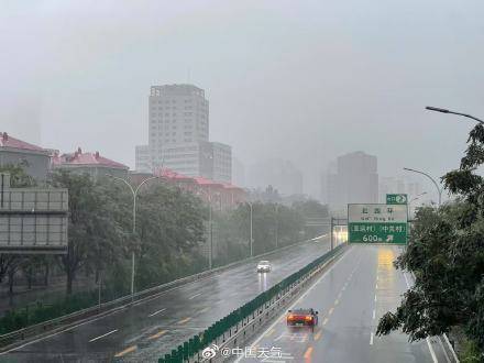 北京七区已现暴雨或大暴雨 早高峰城区及北部地区仍有明显降雨 注意出行安全<strong></p>
<p>交行理财</strong>！