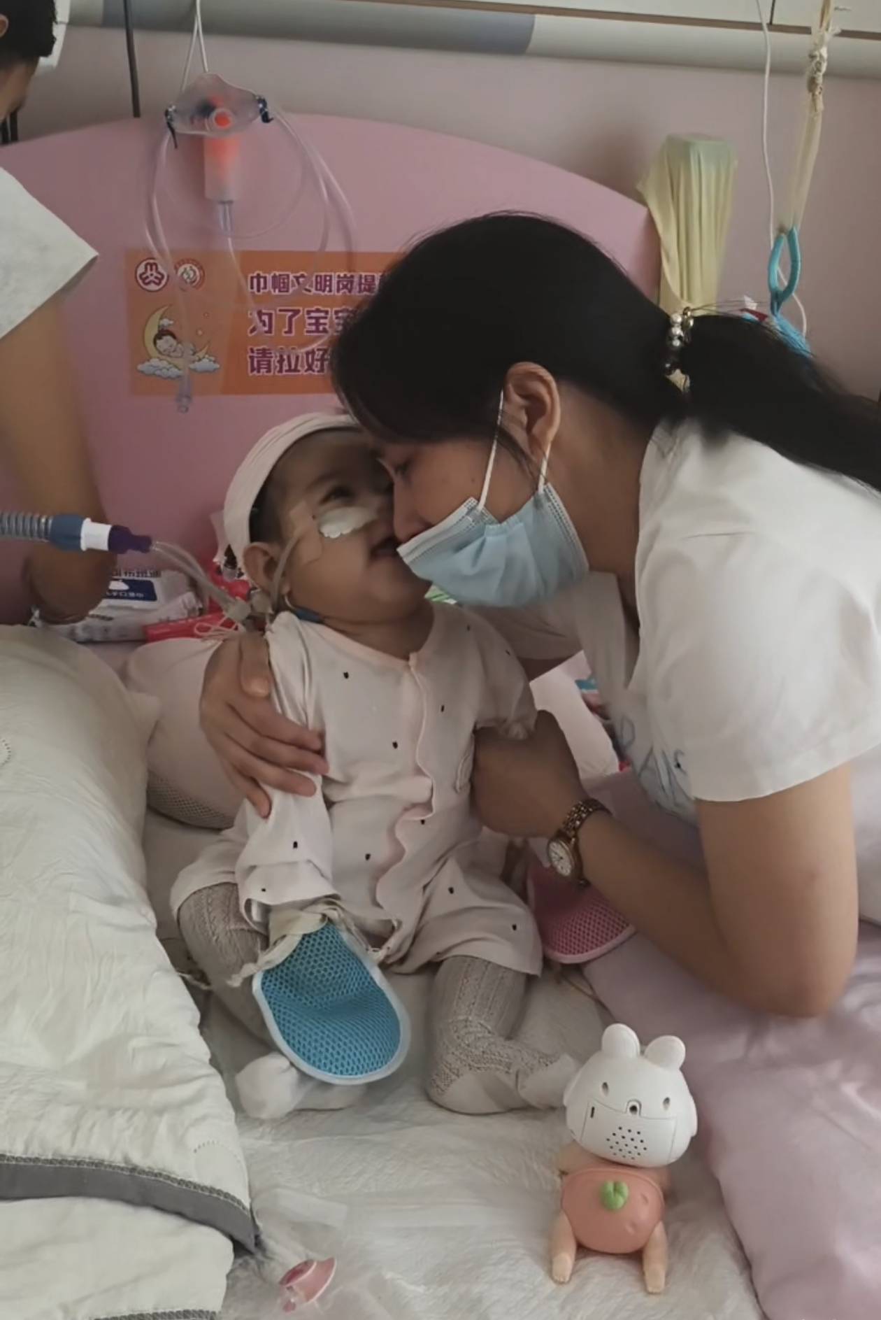 奶奶在哭<strong></p>
<p>农商银行理财</strong>，宝宝在笑！40天女婴重病，00后父亲割肝救女，术后这一幕让网友泪奔