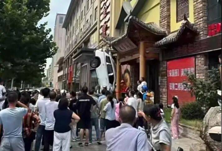 车辆失控驶入路边停车位致1死2伤<strong></p>
<p>平安银行理财</strong>，警方通报
