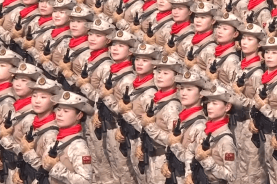 “民兵方队中一眼就认出了她<strong></p>
<p>工银理财</strong>，我们的陈老师！”