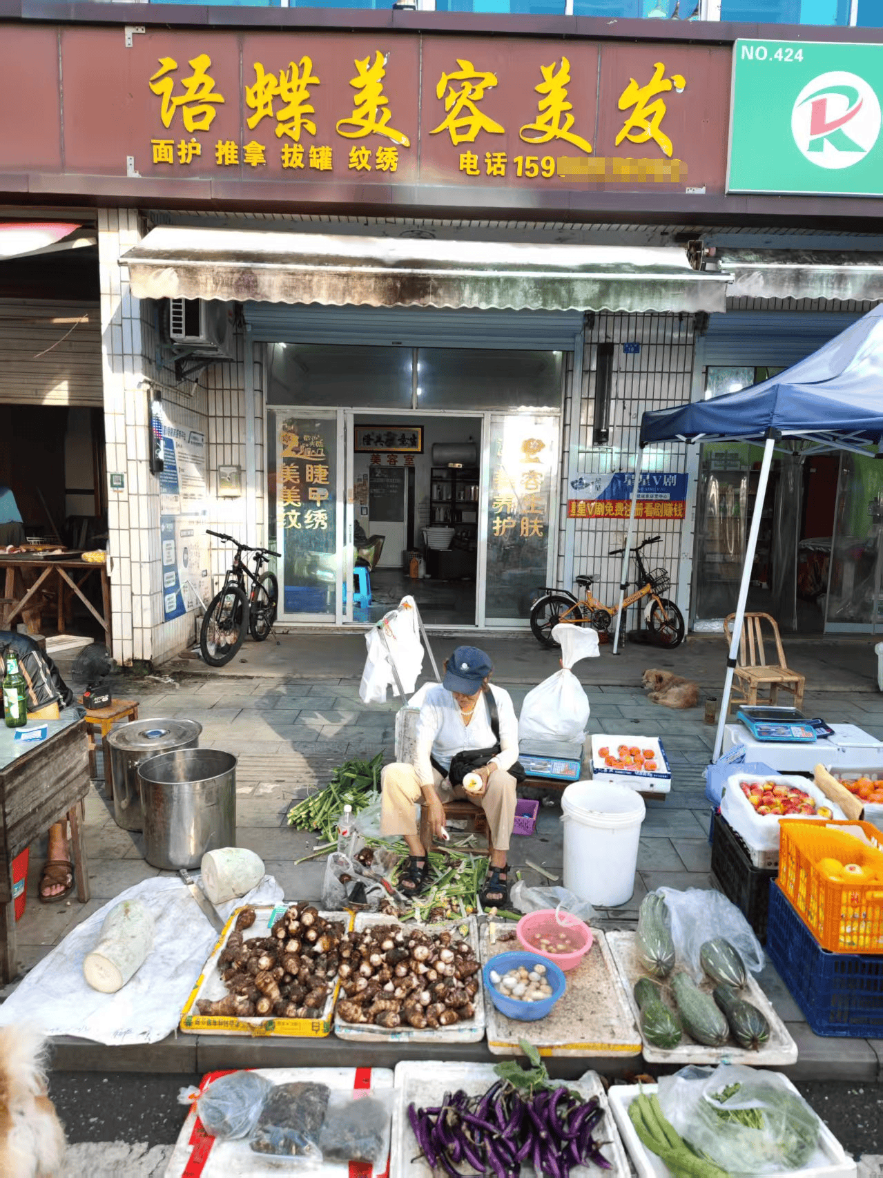 浙江一店主允许大妈门口摆摊<strong></p>
<p>定投理财</strong>，时常被大妈“投喂”蔬果：每次收摊时，都打扫得干干净净