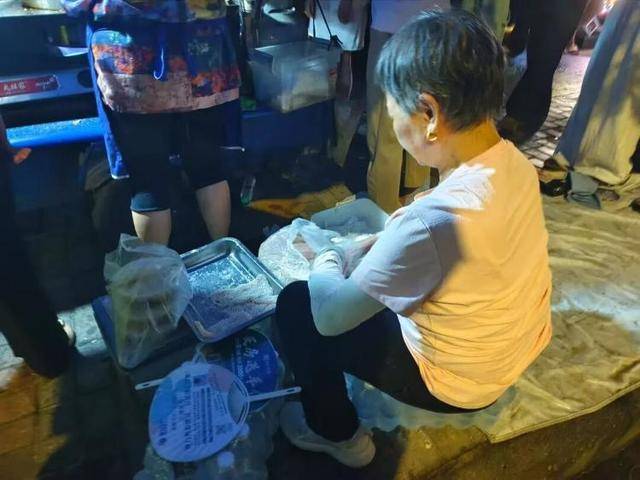 被流量砸中的“鸡排哥”：炸到中暑<strong></p>
<p>净值理财产品</strong>，每天睡三四个小时，怕辜负顾客不舍得休息