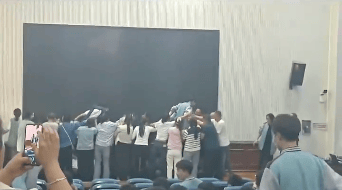 家长跪地被学生轮流踩踏<strong></p>
<p>理财系统</strong>，校方凌晨道歉