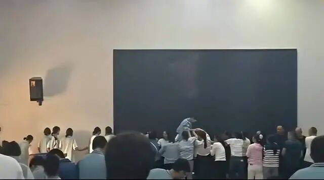 家长们跪成一排<strong></p>
<p>理财系统</strong>，学生蒙眼从背上踩过？教育局回应河南一中学举办活动引热议：正调查处理
