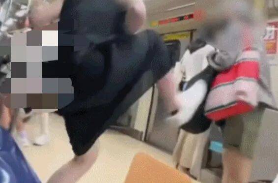 73岁老太地铁逼年轻人让座<strong></p>
<p>理财系统</strong>，被一脚踹飞！次日在超市闹事被捕，一查竟是通缉犯！