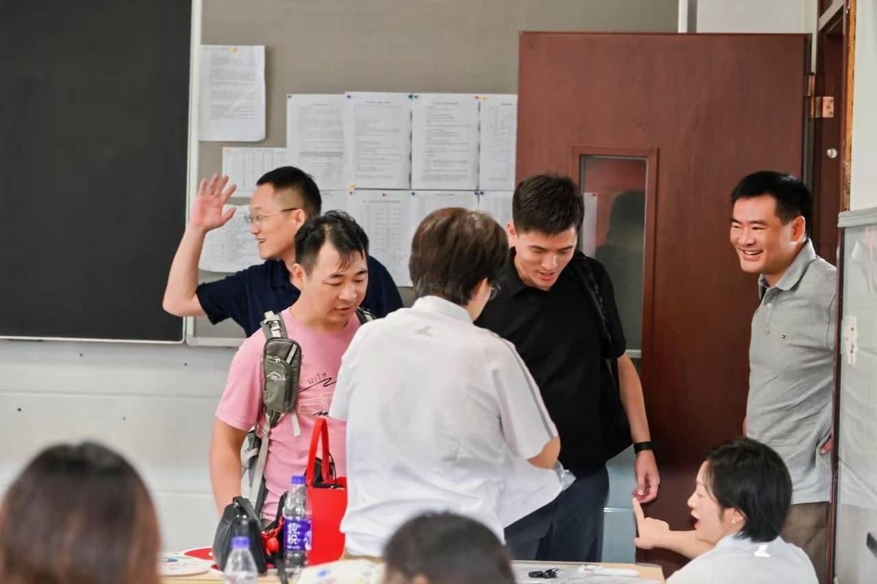 那个让老师骄傲的“调皮”班级！30年同学聚会<strong></p>
<p>爱理财</strong>，还伴有一封来自贵州的感谢信