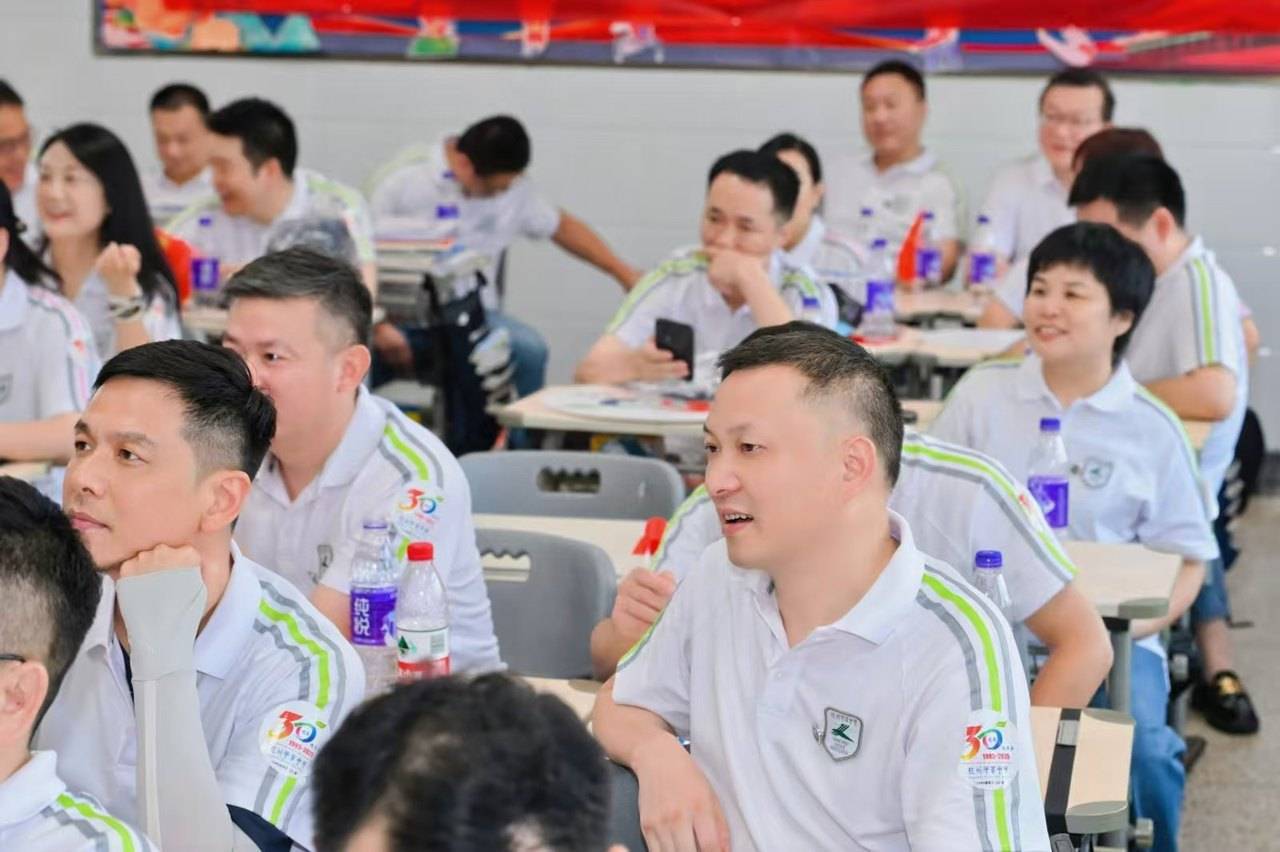 那个让老师骄傲的“调皮”班级！30年同学聚会<strong></p>
<p>爱理财</strong>，还伴有一封来自贵州的感谢信