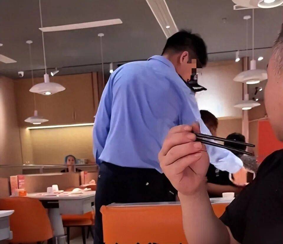 小伙和女友餐厅吃饭<strong></p>
<p>爱理财</strong>，被民警赶来戴铐带走；警方回应：其女友与一离家女孩“撞脸”，错抓已道歉