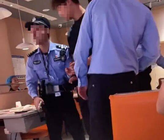小伙和女友餐厅吃饭<strong></p>
<p>爱理财</strong>，被民警赶来戴铐带走；警方回应：其女友与一离家女孩“撞脸”，错抓已道歉