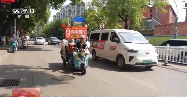 鸡排哥上央视了<strong></p>
<p>光大银行理财</strong>，又爆金句：要想抓住胃，先得抓住心