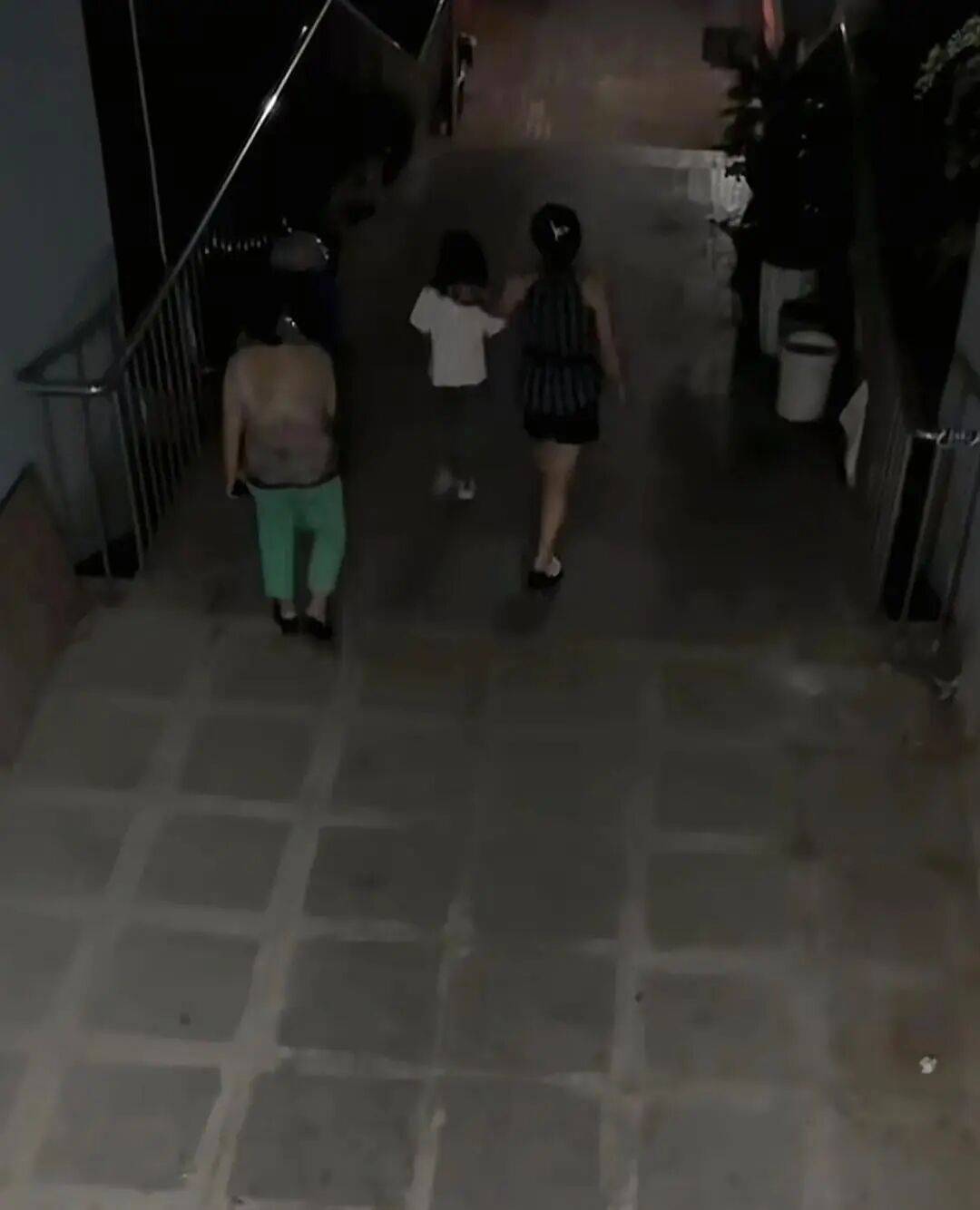 7岁女孩中秋节到同学家玩<strong></p>
<p>基础理财</strong>，2天无人来接，警察上门发现，其单亲父亲已在家中离世……