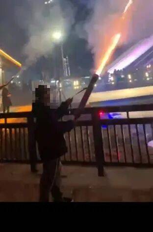 10岁男孩被烟花击中头部身亡<strong></p>
<p>理财教程</strong>，14岁嫌疑人被告上法庭，最新进展→