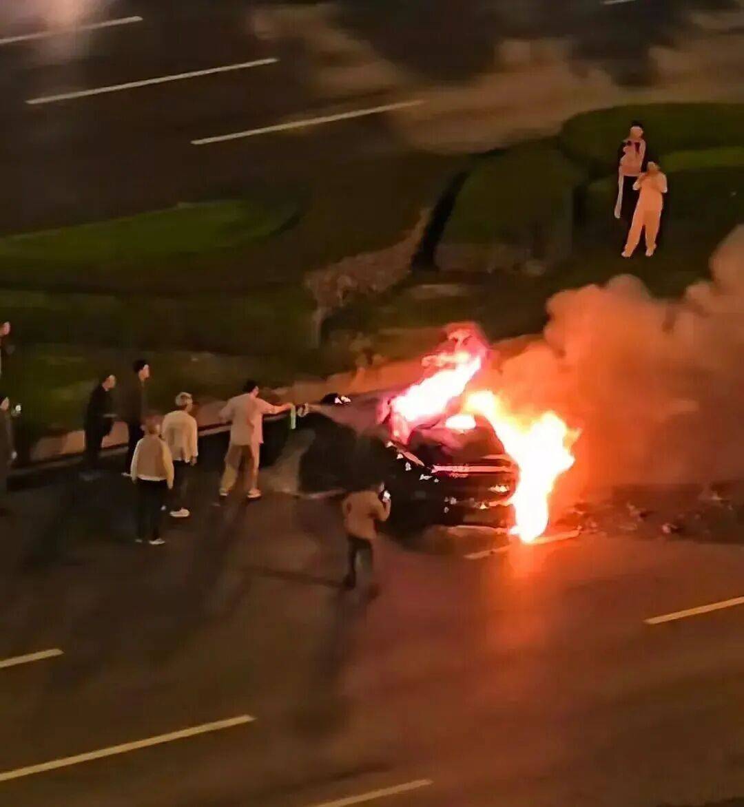 一辆SU7碰撞后爆燃<strong></p>
<p>理财教程</strong>，多人救援未果！小米股价重挫近8%！