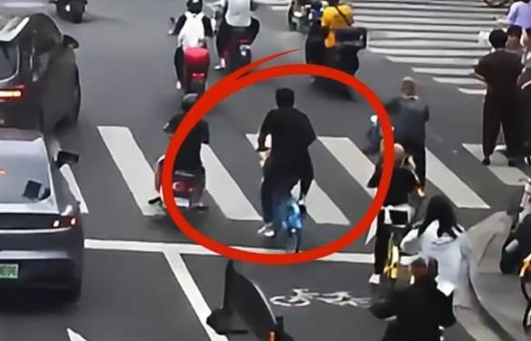 看着都疼<strong></p>
<p>理财钱包</strong>！上海街头一男子突然求助：10岁女儿被死死卡住！这个行为太危险→