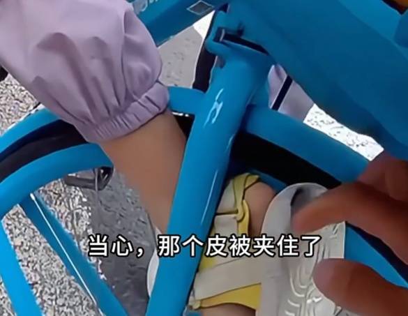 看着都疼<strong></p>
<p>理财钱包</strong>！上海街头一男子突然求助：10岁女儿被死死卡住！这个行为太危险→