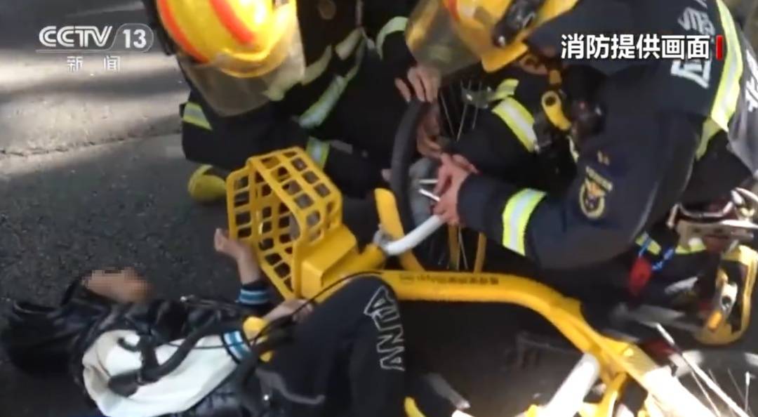 看着都疼<strong></p>
<p>理财钱包</strong>！上海街头一男子突然求助：10岁女儿被死死卡住！这个行为太危险→