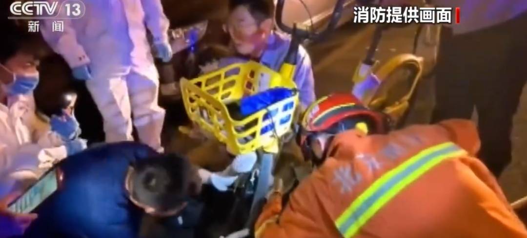 看着都疼<strong></p>
<p>理财钱包</strong>！上海街头一男子突然求助：10岁女儿被死死卡住！这个行为太危险→