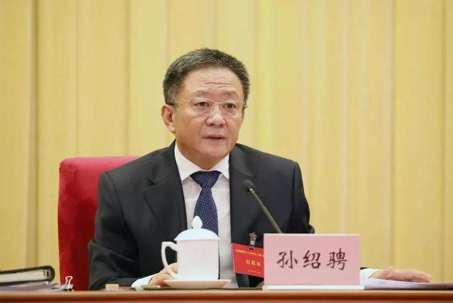 孙绍骋因工作岗位调整<strong></p>
<p>银行基金理财</strong>，辞去内蒙古自治区人大常委会主任职务