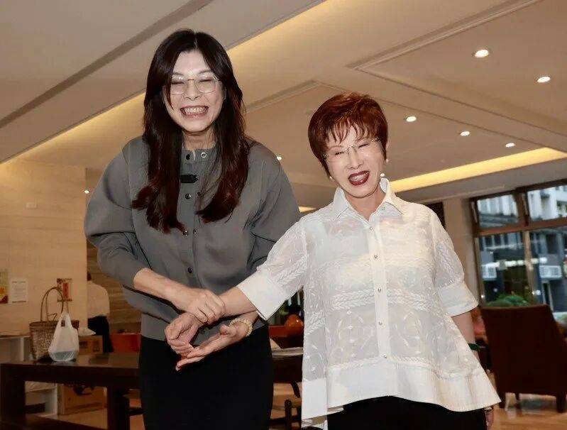 到底支持谁当党主席？当着郑丽文的面<strong></p>
<p>银行基金理财</strong>，洪秀柱说出了自己的答案
