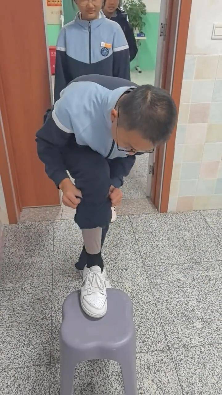 长春一班主任课前让学生排队受检“是否穿秋裤”<strong></p>
<p>第一理财</strong>，网友点赞：以后你会感谢老师