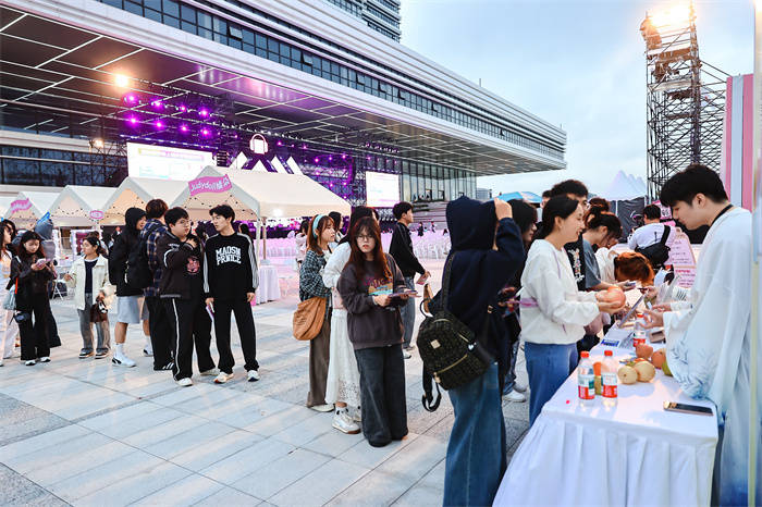 活力唱响青春经济<strong></p>
<p>第一理财</strong>，第四届青春上海大学生音乐节绽放南上海科创中心