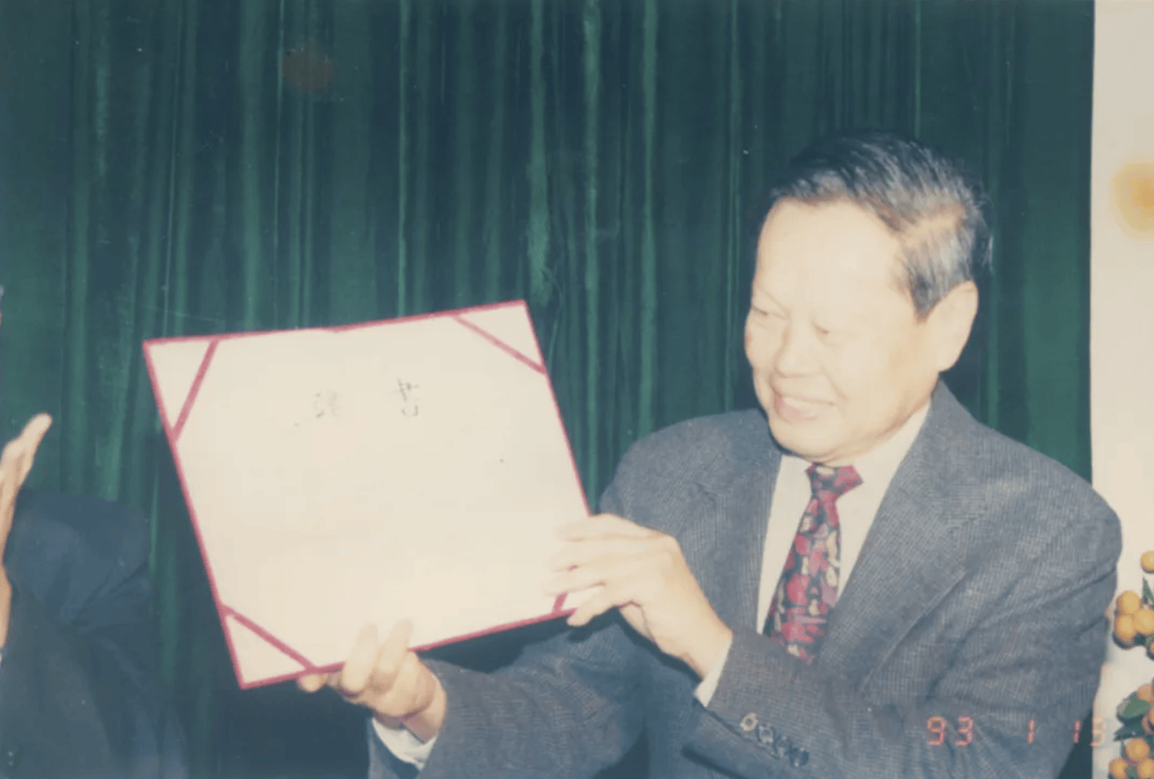 杨振宁为什么连续32年担任东莞理工学院名誉校长<strong></p>
<p>第一理财</strong>？