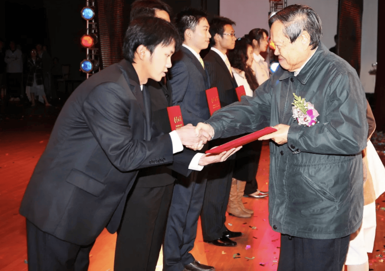 杨振宁为什么连续32年担任东莞理工学院名誉校长<strong></p>
<p>第一理财</strong>？