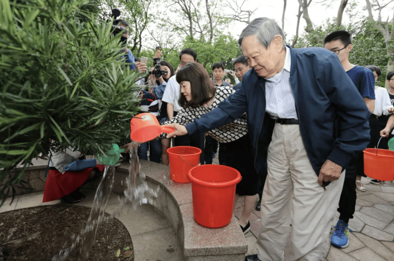 杨振宁为什么连续32年担任东莞理工学院名誉校长<strong></p>
<p>第一理财</strong>？
