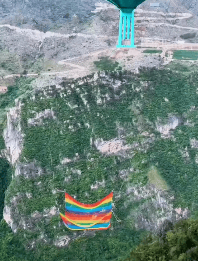贵州花江峡谷大桥无绳蹦极引热议<strong></p>
<p>第一理财</strong>，工作人员：20-50米高度自选，下方有160㎡安全网接住