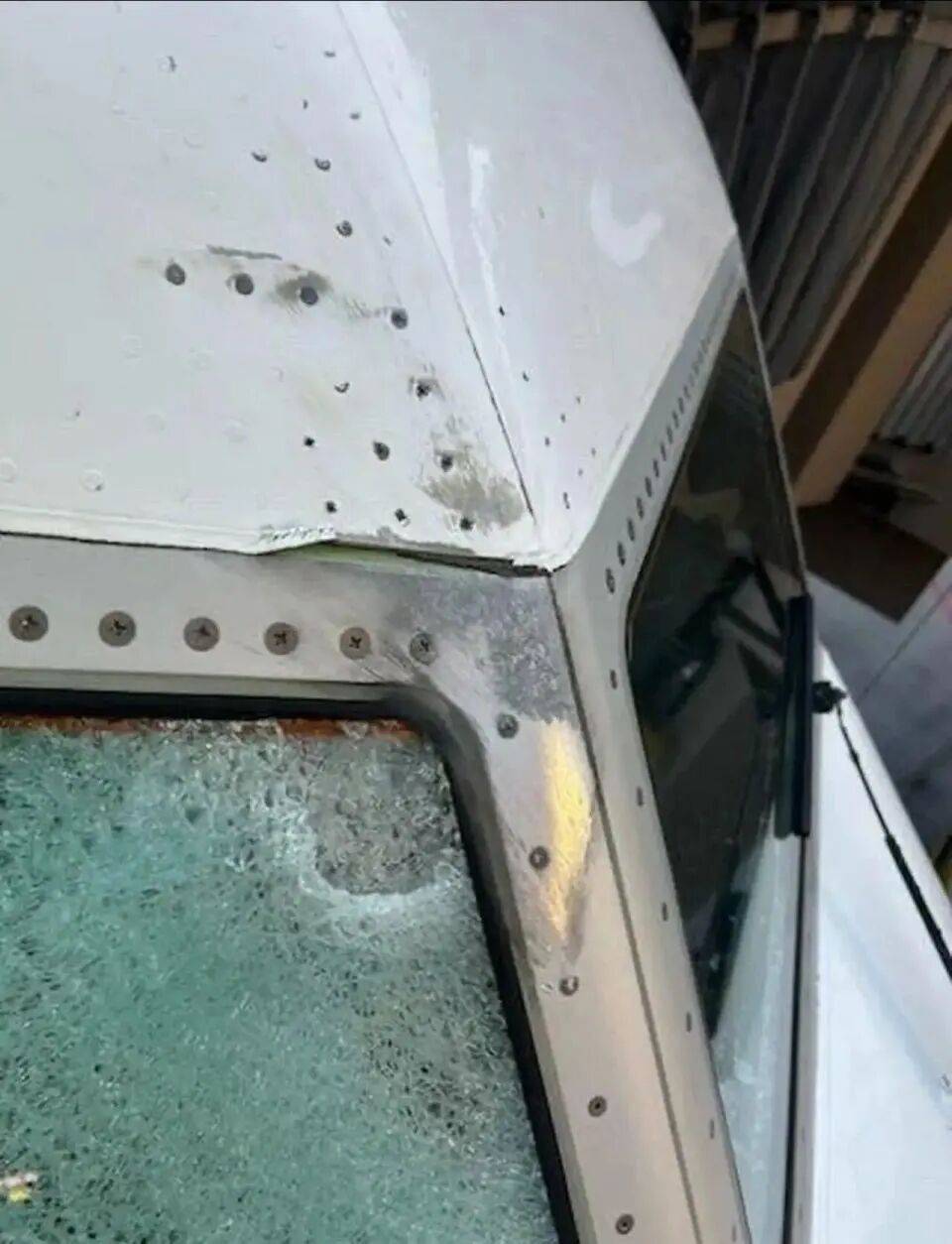 美客机驾驶舱风挡玻璃破裂<strong></p>
<p>第一理财</strong>，自万米高空紧急备降！机上共140人，资深机长：或被陨石或卫星残骸撞击