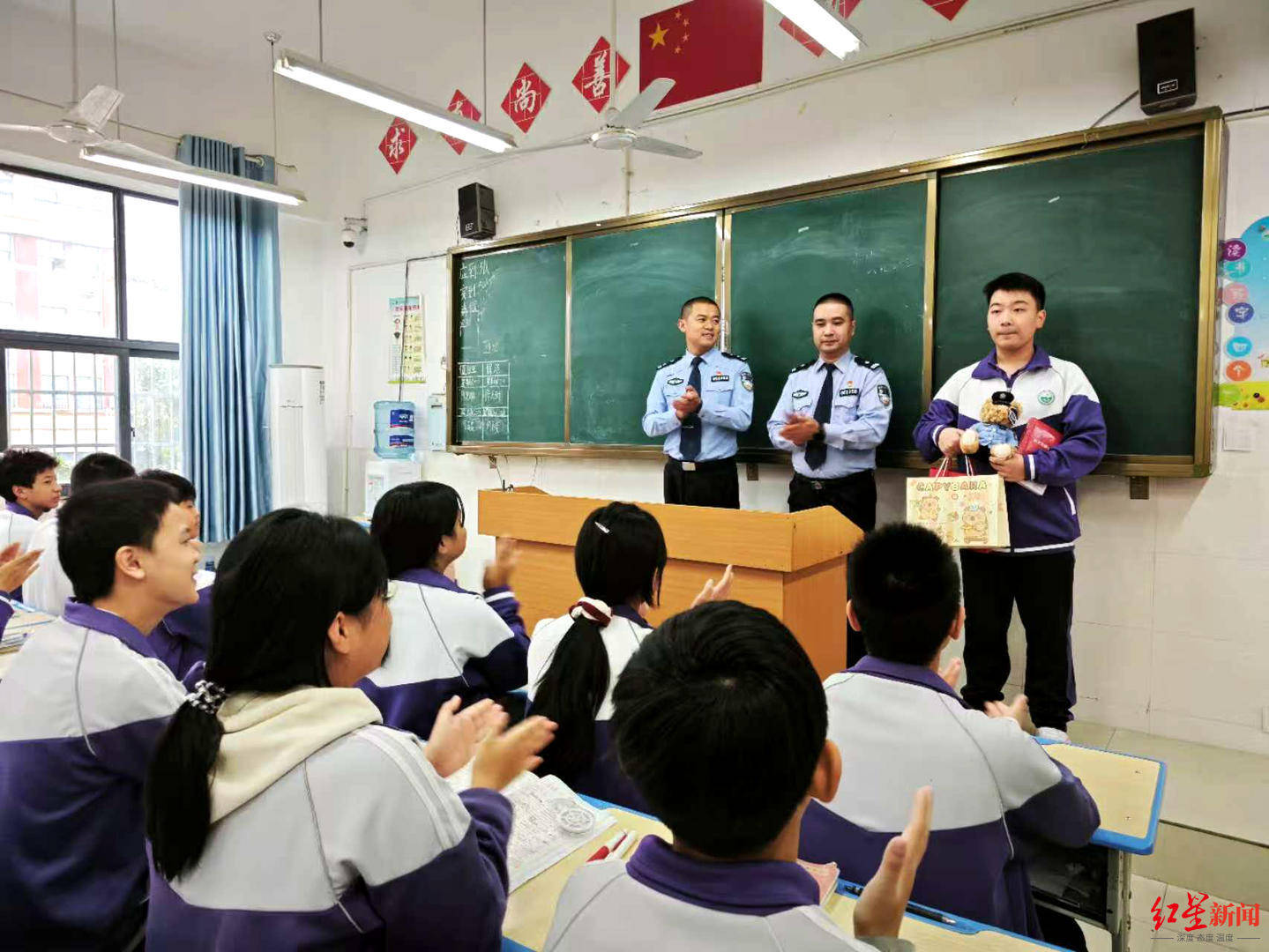 初二男生捡到1.4万余元现金<strong></p>
<p>深圳理财</strong>，淡定拍视频后报警物归失主，民警送“奖”到校园