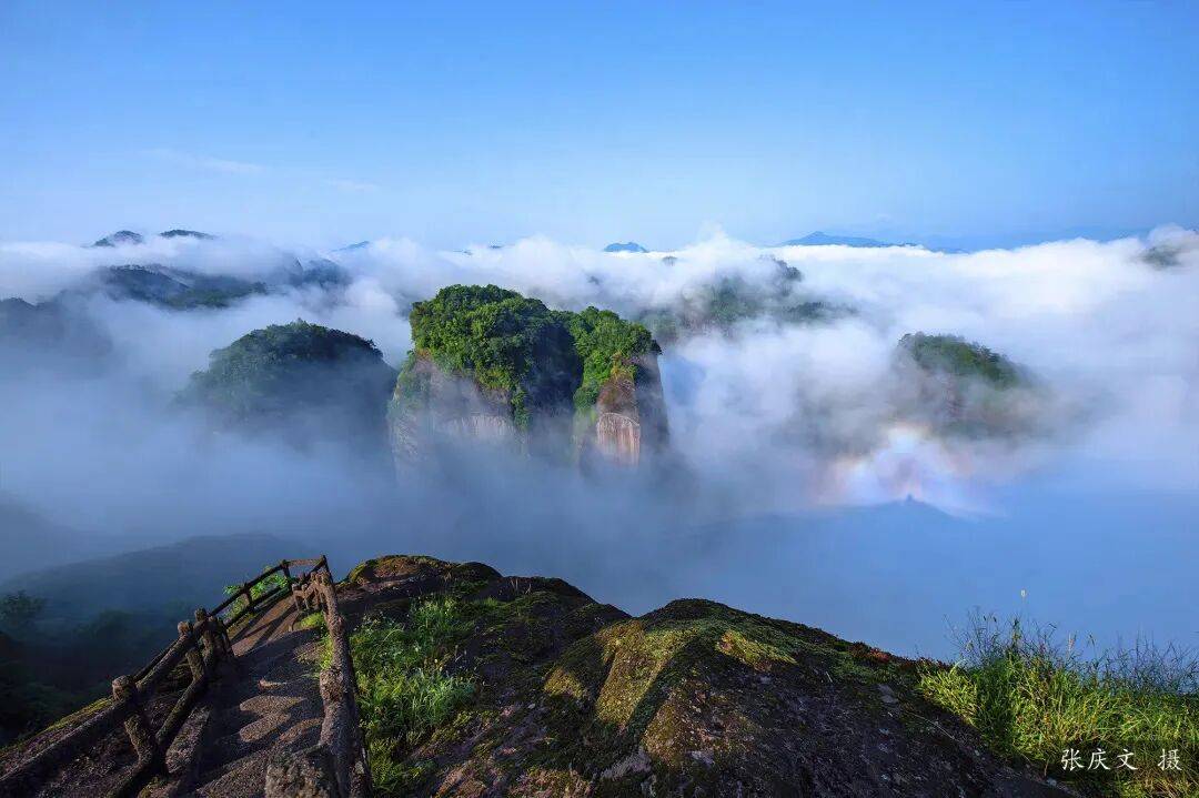 为什么年轻人迷上了爬山？ | 秋高气爽<strong></p>
<p>深圳理财</strong>，是时候出发了→