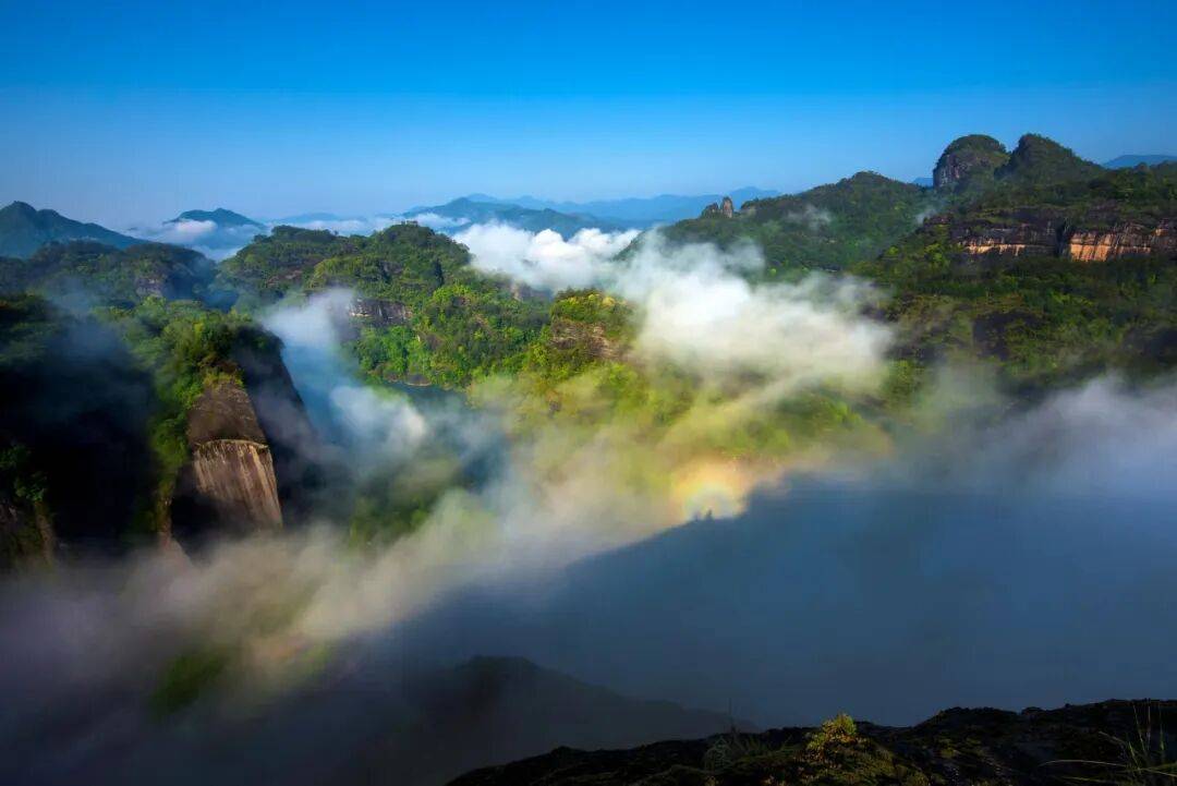 为什么年轻人迷上了爬山？ | 秋高气爽<strong></p>
<p>深圳理财</strong>，是时候出发了→
