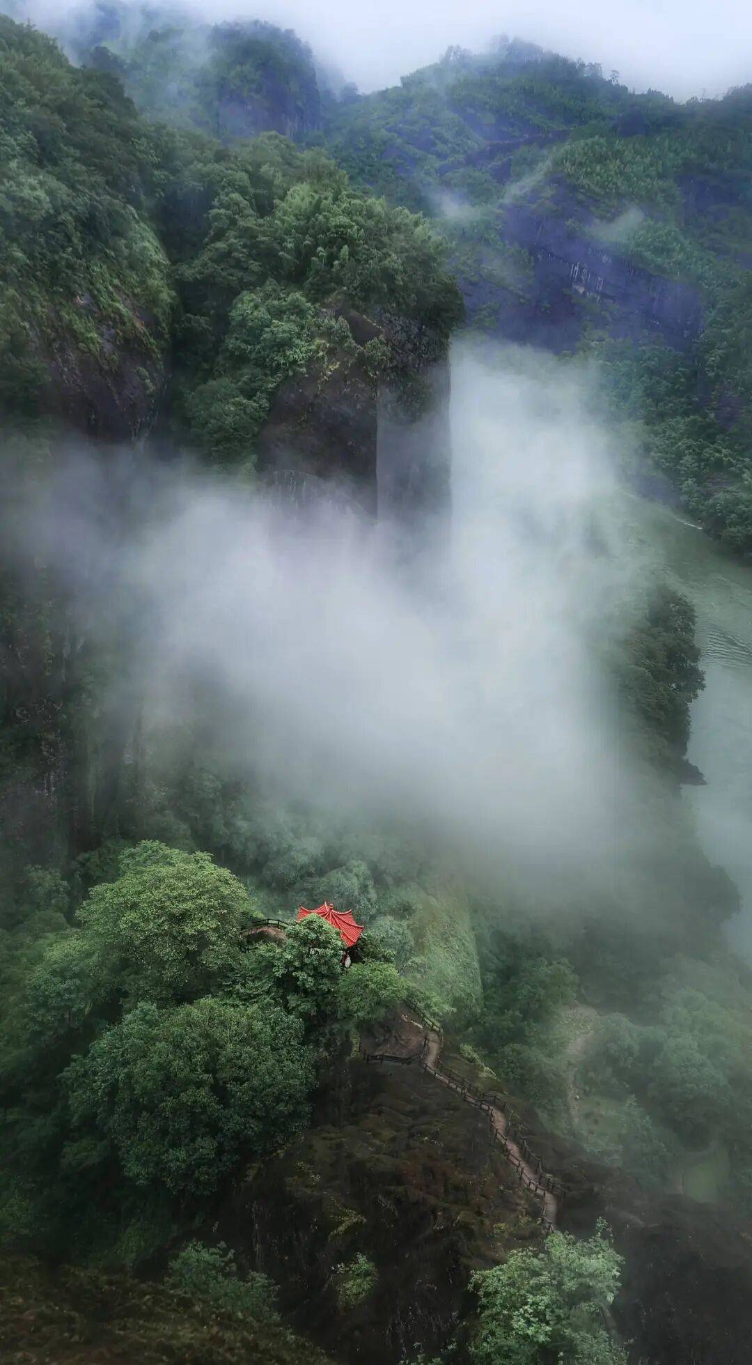 为什么年轻人迷上了爬山？ | 秋高气爽<strong></p>
<p>深圳理财</strong>，是时候出发了→