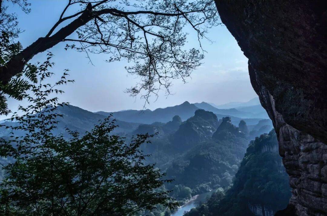 为什么年轻人迷上了爬山？ | 秋高气爽<strong></p>
<p>深圳理财</strong>，是时候出发了→