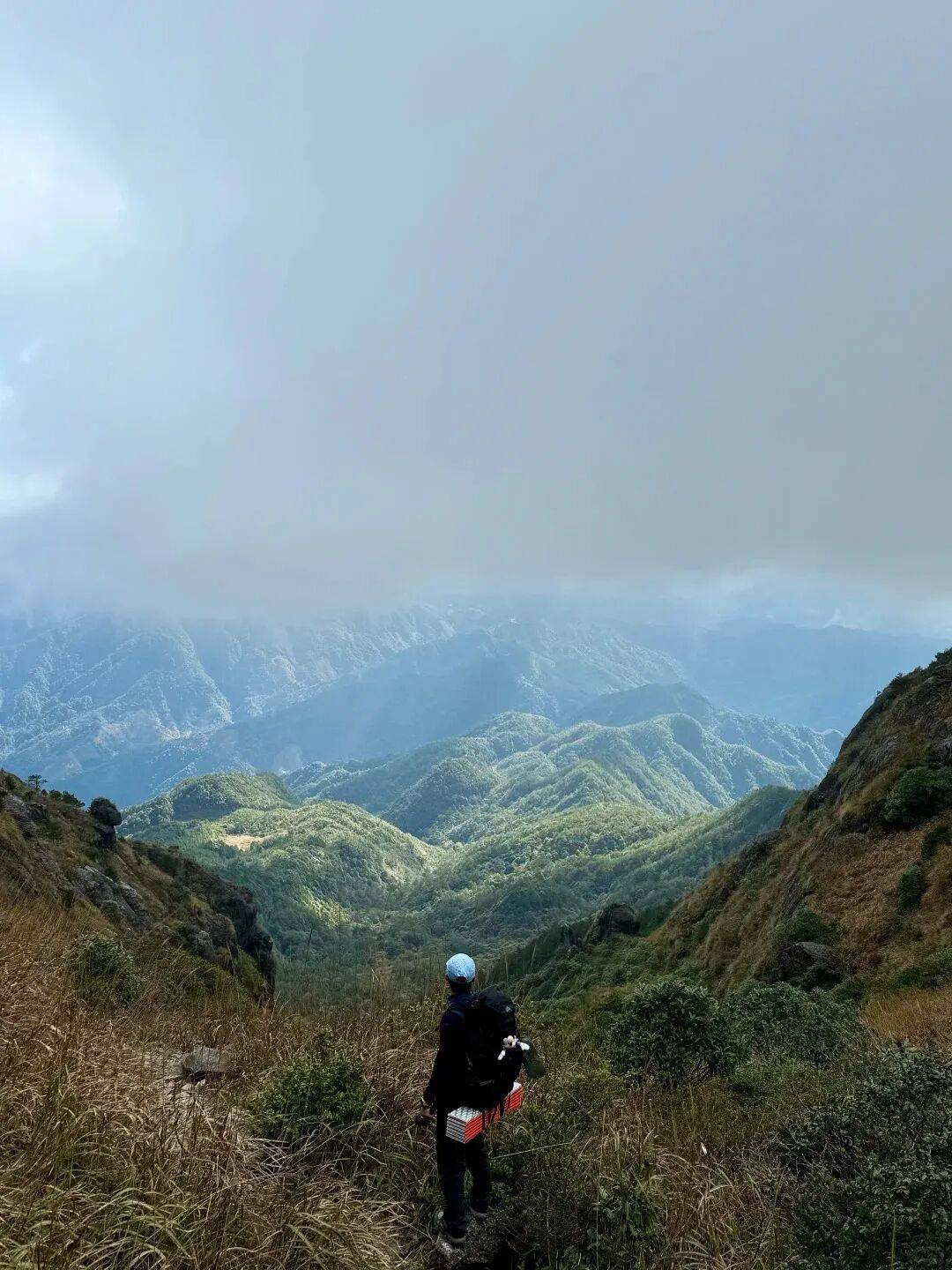 为什么年轻人迷上了爬山？ | 秋高气爽<strong></p>
<p>深圳理财</strong>，是时候出发了→